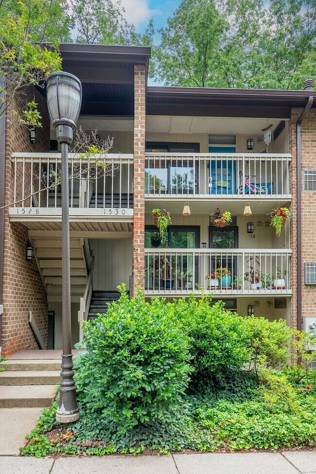 Building Photo - Top-floor condo located in the charming La...
