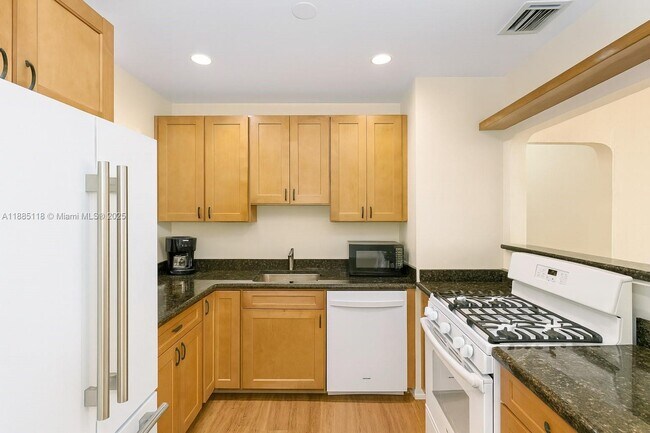 Foto del edificio - 1055 NE 121st St