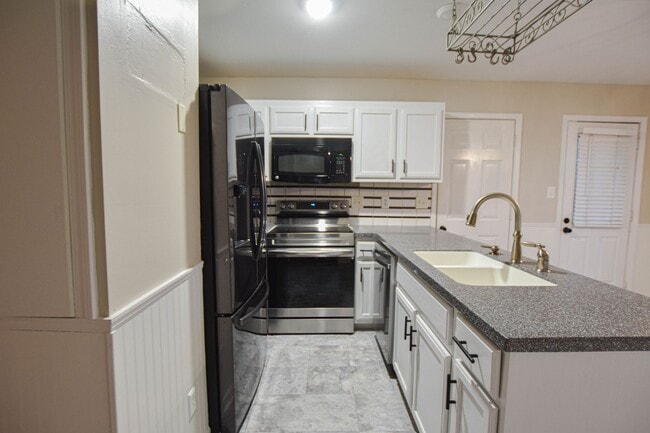 Building Photo - Pet Friendly Four Bedroom!