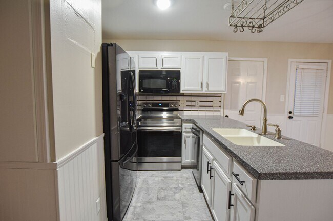 Foto del edificio - Pet Friendly Four Bedroom!