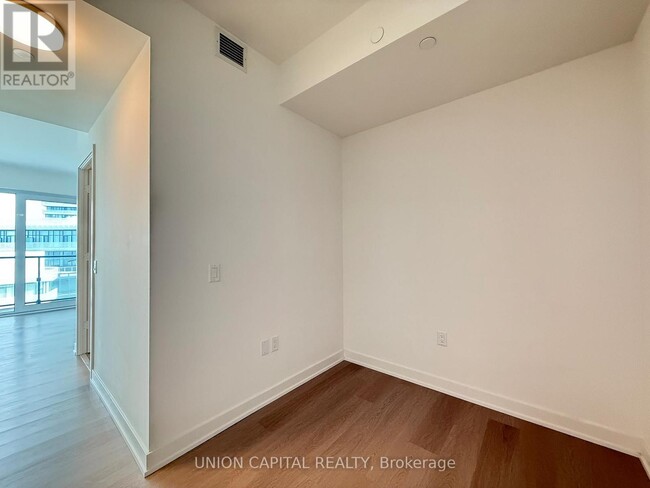 Building Photo - 448 Burnhamthorpe Rd W