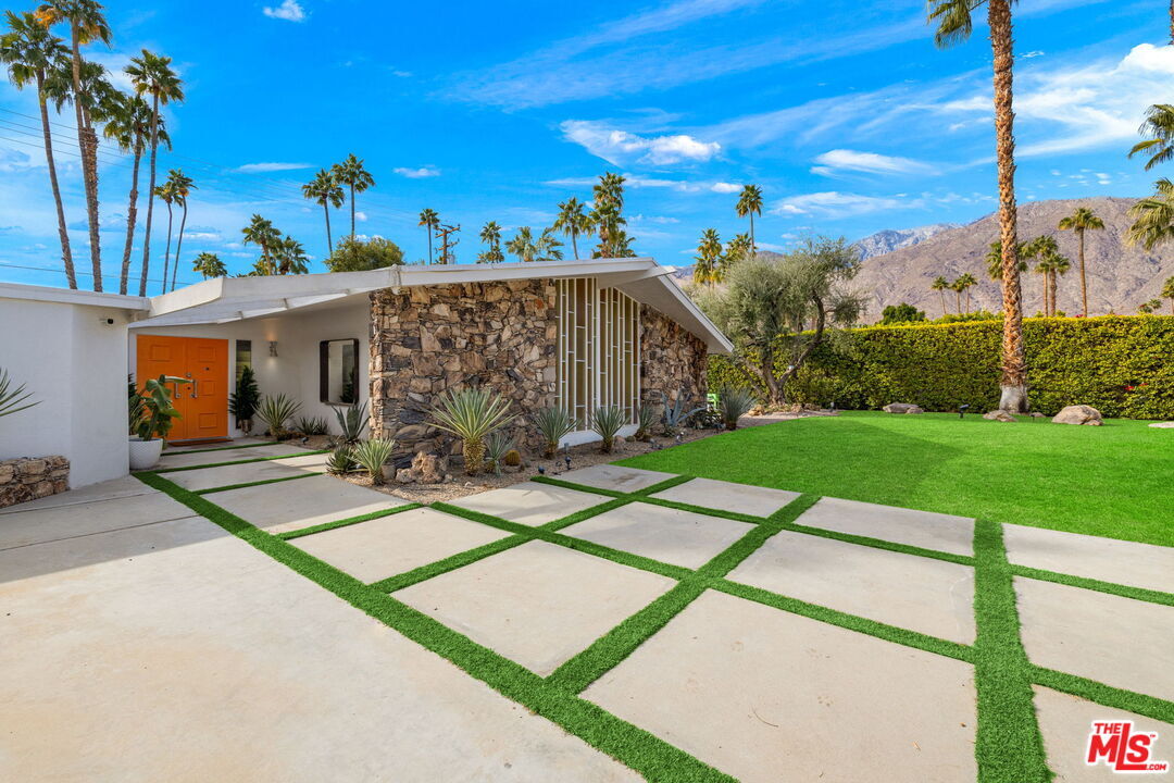 Primary Photo - 1155 E Mesquite Ave