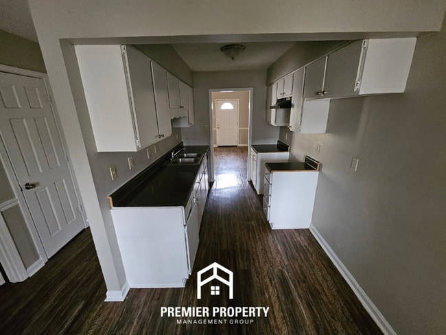 Building Photo - Charming 3-Bedroom Memphis Home with Vaulted Ceilings & Brick Fireplace