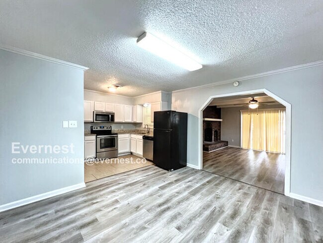 Building Photo - 8549 Southaven Cir W