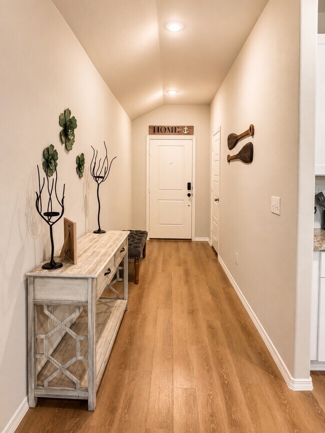 Building Photo - 463 Dalloway St
