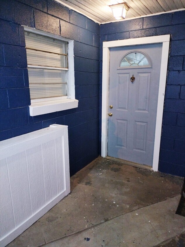 Building Photo - 731 W Johnson St