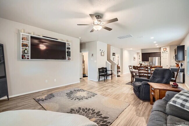 Foto del edificio - Spacious 4 Bedroom with Primary Suite Downstairs!