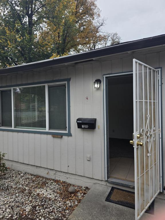 Building Photo - 708 SW I St