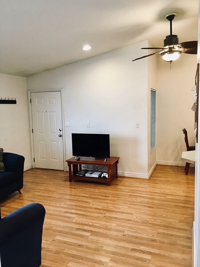 Building Photo - 1533 N 550 W