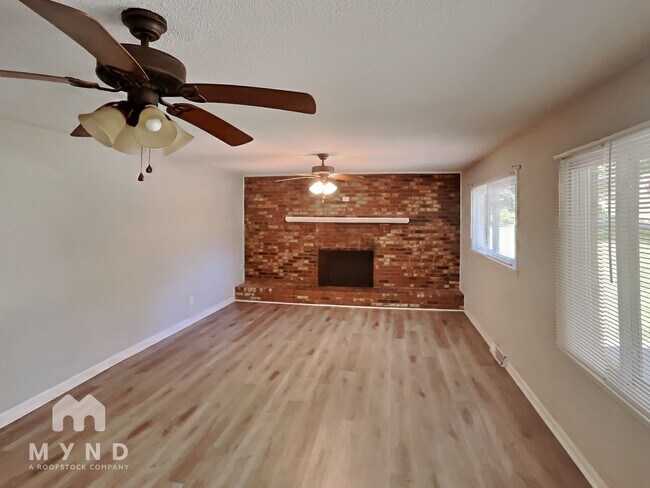 Building Photo - 2303 Greenleaf Dr