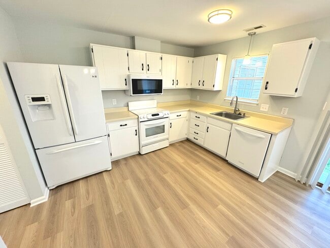Building Photo - 700 Wolftrap Ln
