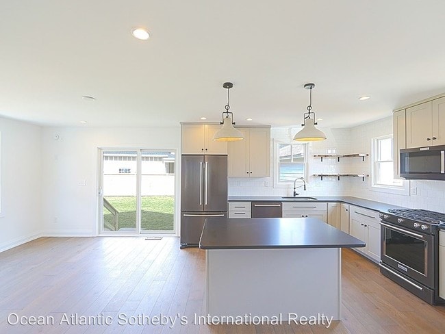 Building Photo - 3 br, 3.5 bath House - 111 W. 4th Street