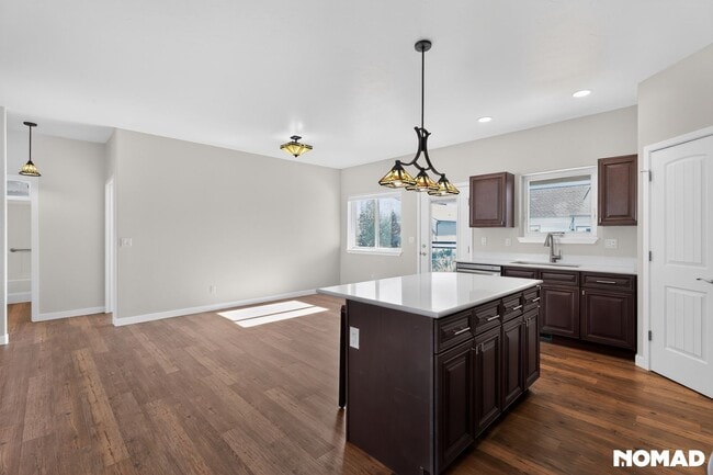 Building Photo - 910 Pilot Knob Ave