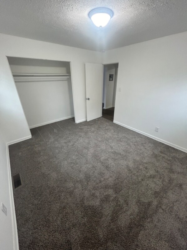 Foto del edificio - 33170 Aurora Rd