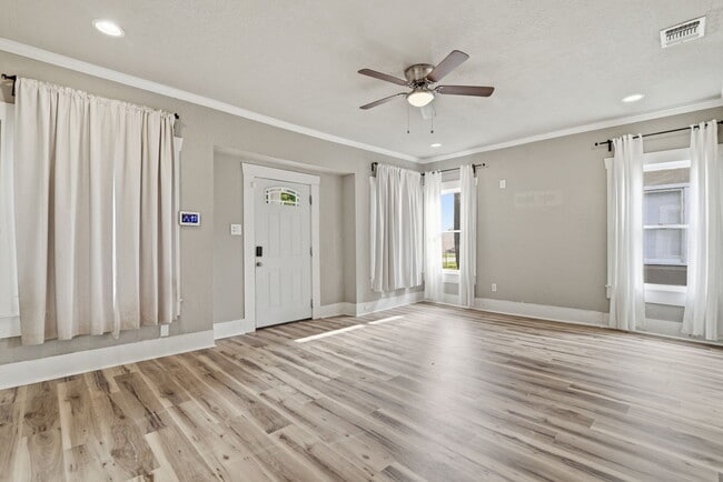 Photo - 1629 W Woodlawn Ave (San Antonio, TX) House