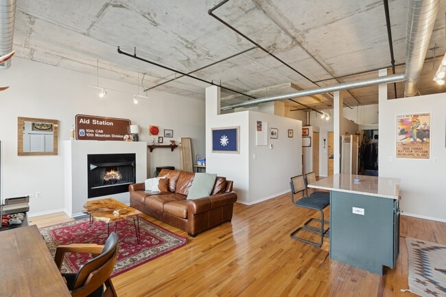 Building Photo - 6 S Laflin St