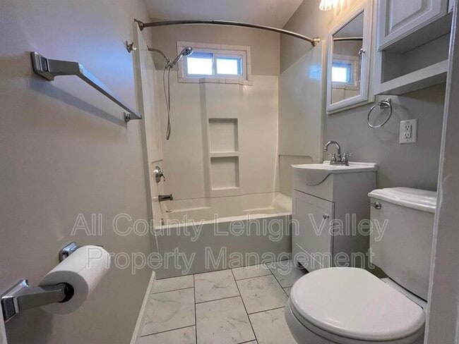Foto del edificio - 457 Willow Rd