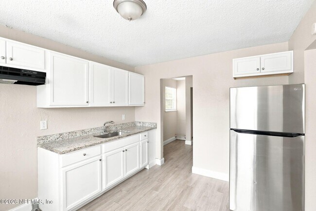 Foto del edificio - 6813 Tinkerbell Ln