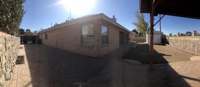 Building Photo - 556 Pinar Del Rio Dr