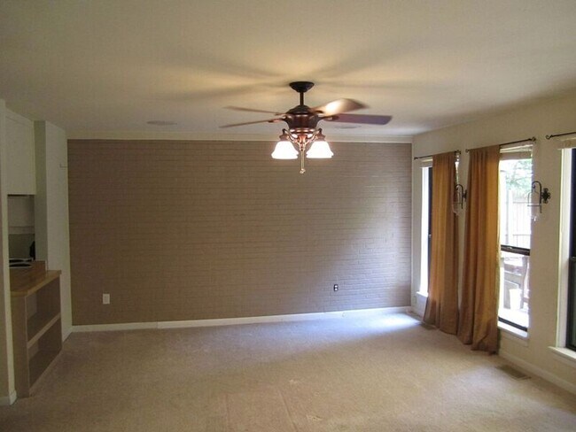 Foto del edificio - 10113 Carol Anne Rd