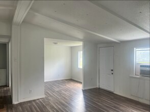 Building Photo - 7017 Silver Lake Dr