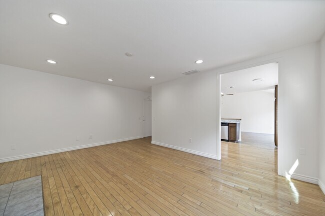 Building Photo - 225 Rosalynn Dr