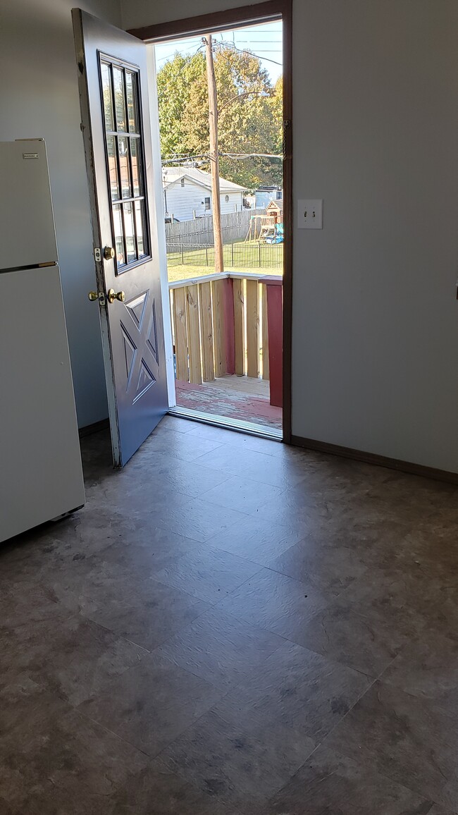 Step out to deck, parking right there. - 1123 2nd St