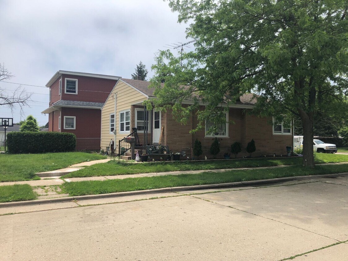 Foto principal - Charming 3-Bedroom Home Near Kenosha Dream...