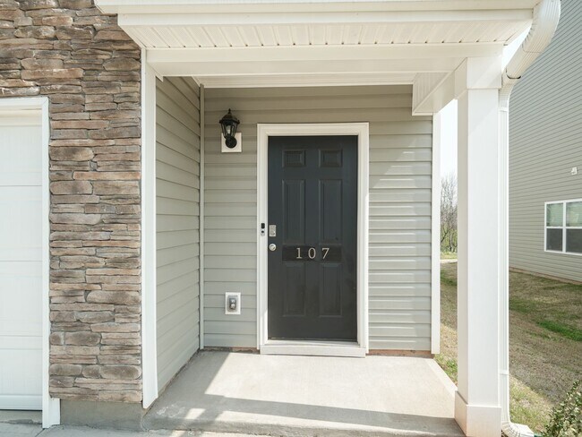 Foto del edificio - 3 Bed 2.5 Bath Townhome, END UNIT WITH PRIVATE BACKYARD! $500 OFF FIRST FULL MONTH RENT