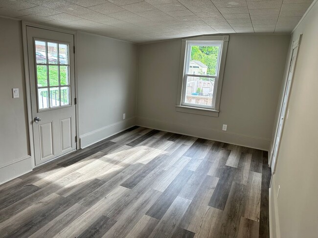 Building Photo - 113 N Coal St