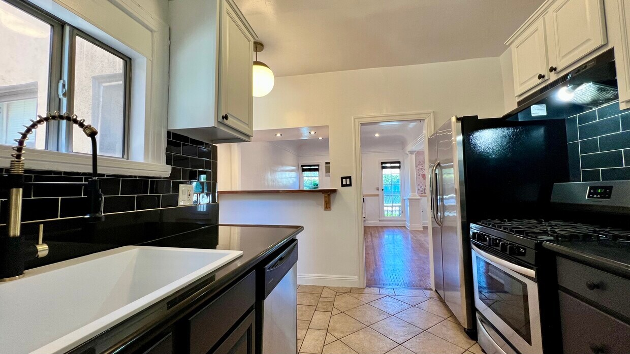 Foto principal - 7972 Willoughby Ave