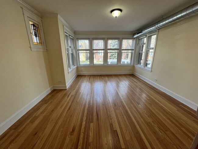 Building Photo - 5849-1 N Maplewood Ave