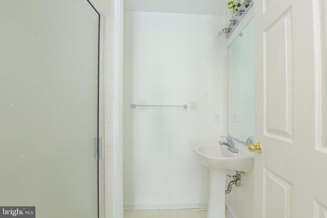 Building Photo - 2407 Golders Green Ct