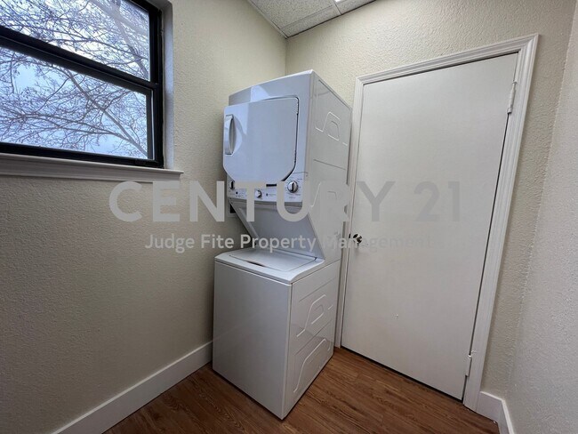 Building Photo - Completely Renovated and Updated 2/1 Apart...