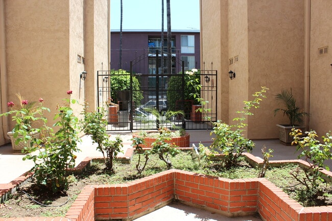 Building Photo - 301 E Fairview Ave