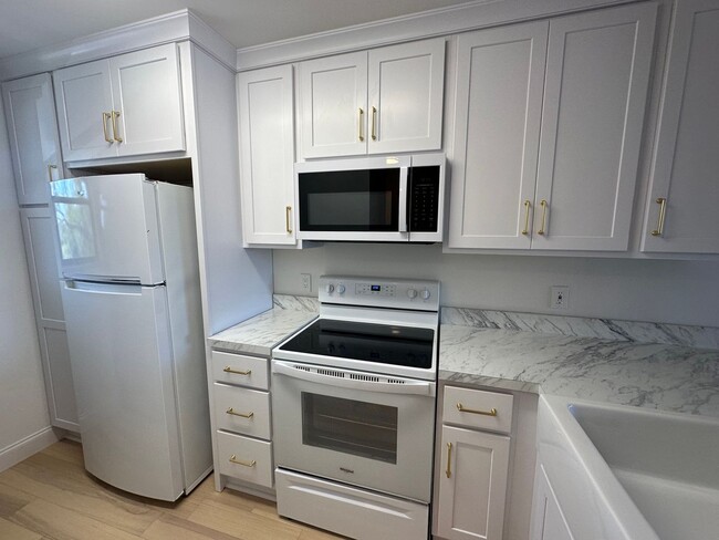 Building Photo - 2 bedroom 1 Bath newly renovated 1 mile fr...