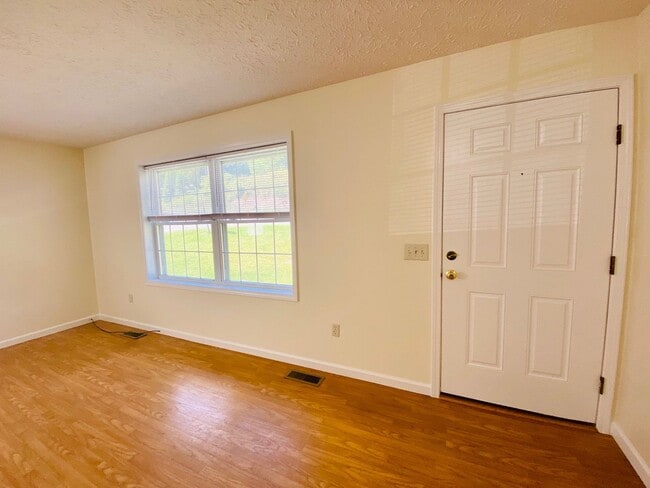 Building Photo - NO HUD - NO SECTION 8