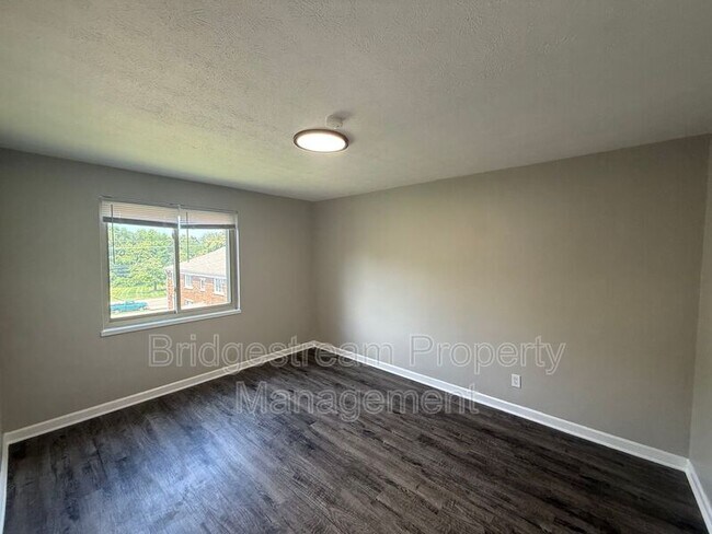 Foto del edificio - 1233 Lytle Ln