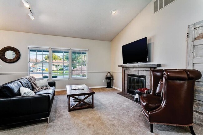 Building Photo - Wonderful Pet Friendly Home in SE Boise!