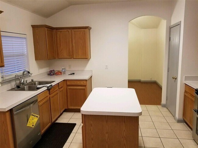 Building Photo - 3111 Creekwood Dr