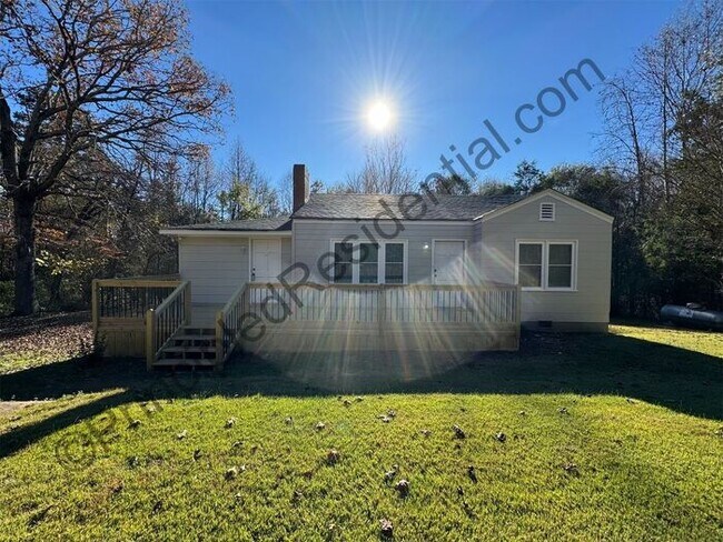 Building Photo - Ranch home on private wooded lot