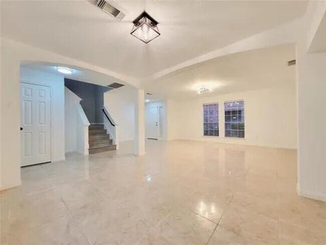 Building Photo - Charming 3 Bed 2.5 Bath Townhome