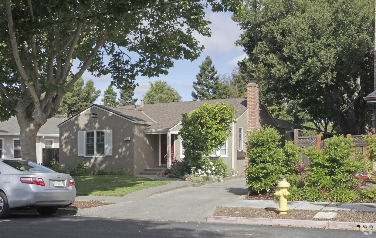Primary Photo - 700 Live Oak Ave