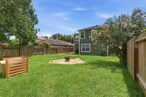Foto del edificio - 11210 Log Cabin Ln