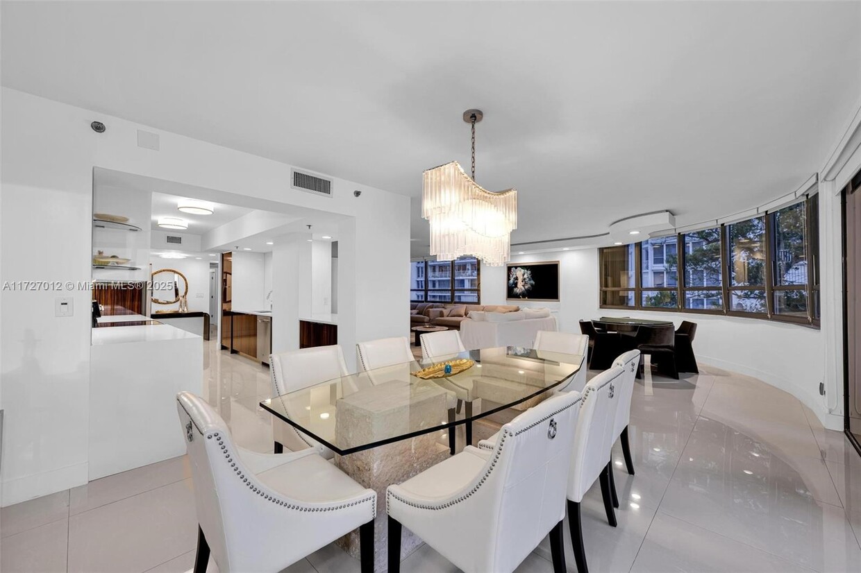 Foto principal - 10175 Collins Ave