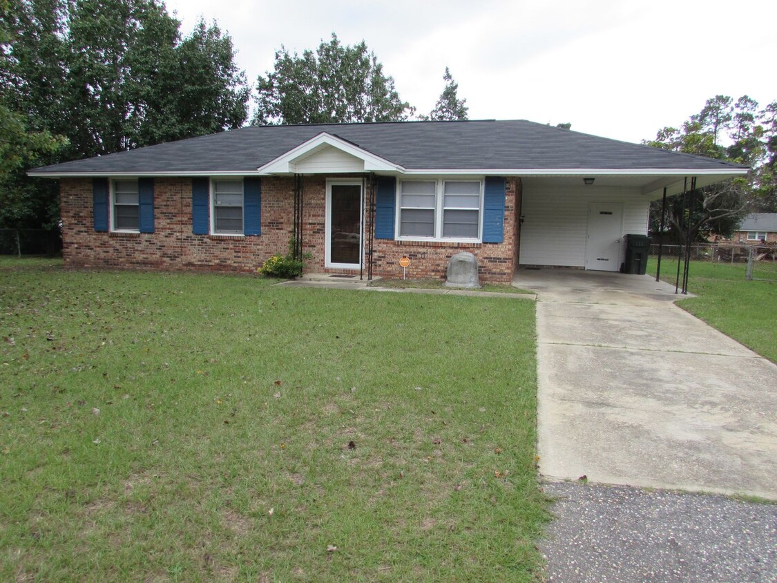 Foto principal - Brick Home with Large Yard!