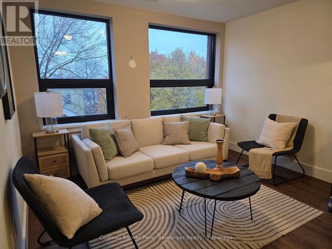 Building Photo - 604 Queen St S