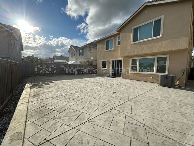 Building Photo - 5243 Comfrey St