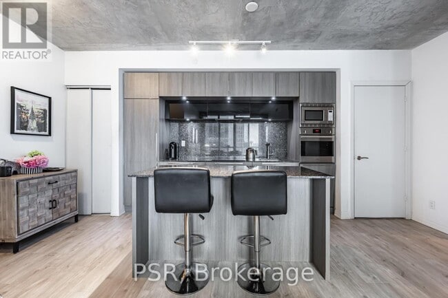 Photo du bâtiment - 88 Blue Jays Way