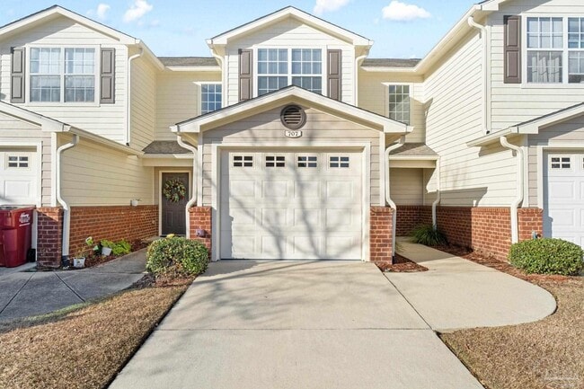 Building Photo - 707 Majestic Dr